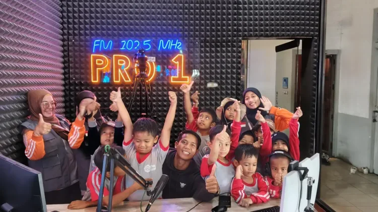 Kunjungan Edukatif Siswa SSKI Sintang ke RRI